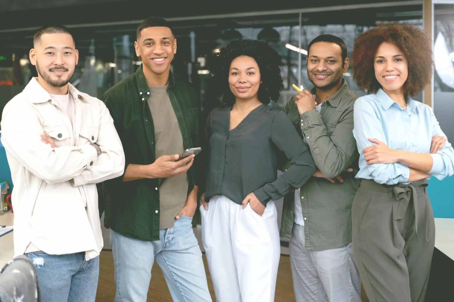 Equipo fundador de netravioxumil trabajando en las primeras herramientas financieras